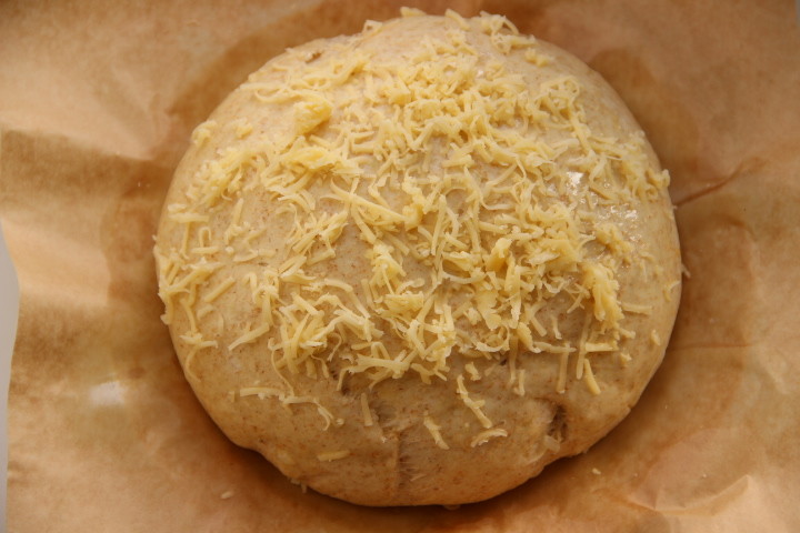 луковый хлеб в духовке с сыром