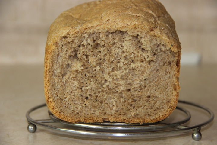 цельнозерновой хлеб с травами в хлебопечке на срез