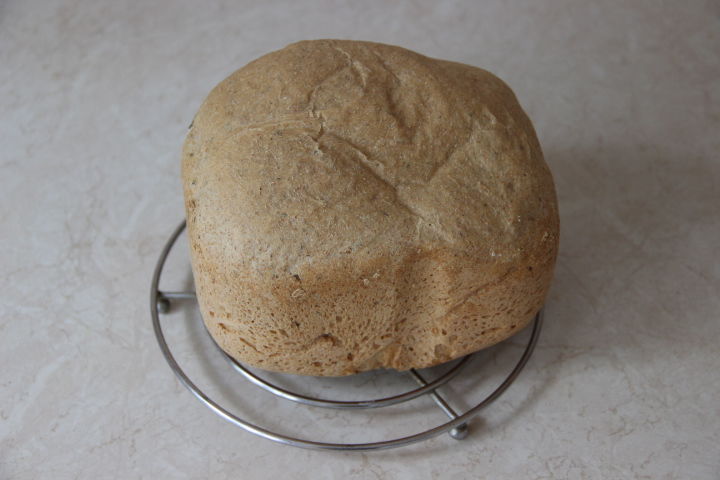 цельнозерновой хлеб с травами в духовке