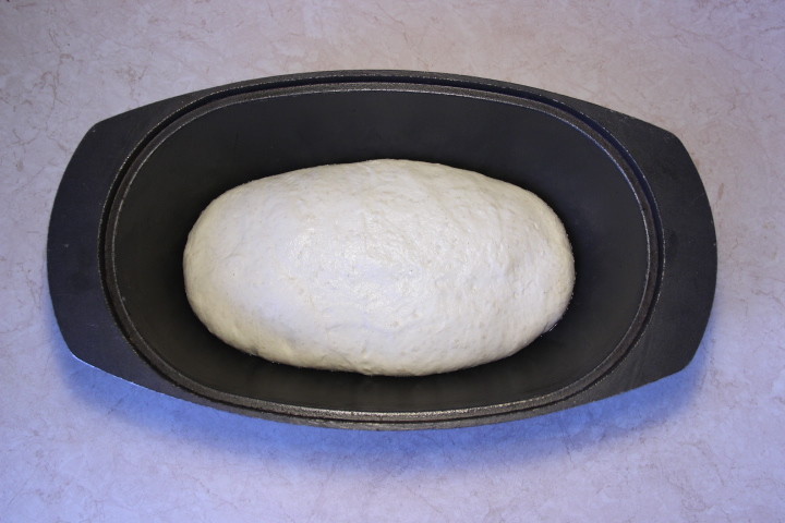 тесто для хлеба с семолиной и кунжутом после расстойки