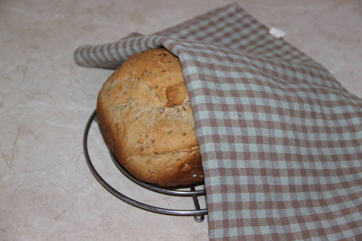 хлеб с чесноком и грецкими орехами в хлебопечке