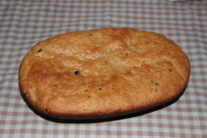 пшенично-ржаной хлеб с изюмом и орехами