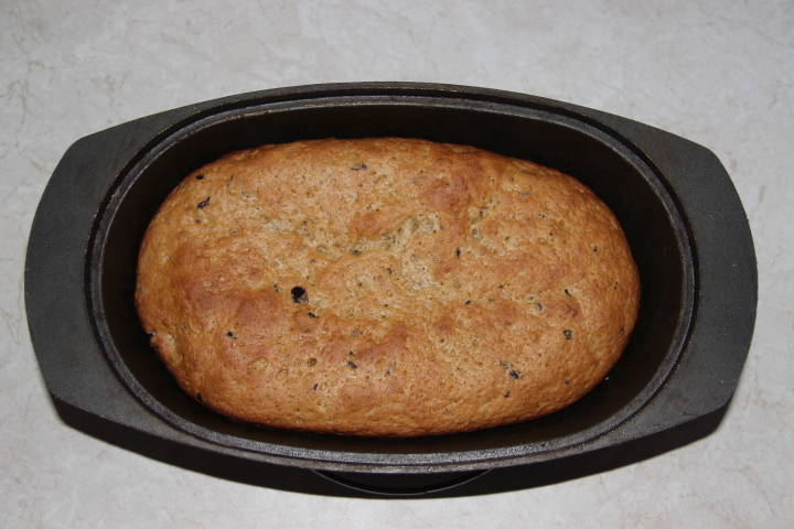 пшенично-ржаной хлеб с орехами и изюмом
