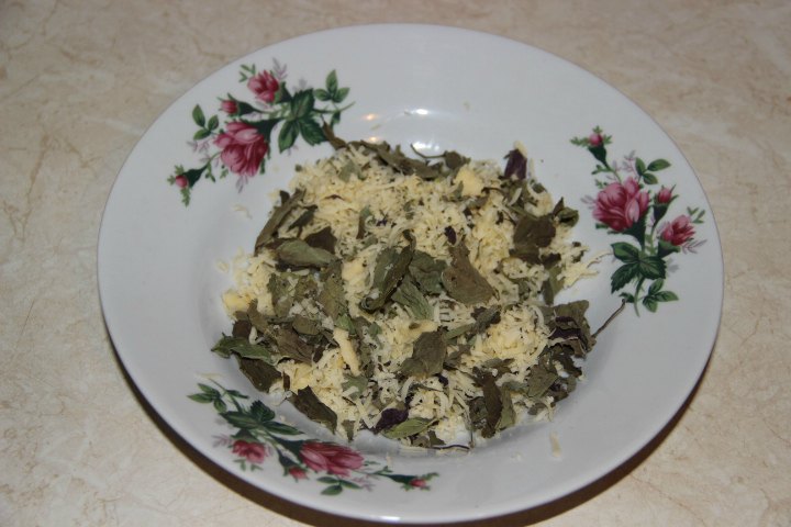 смесь тертого сыра с базиликом