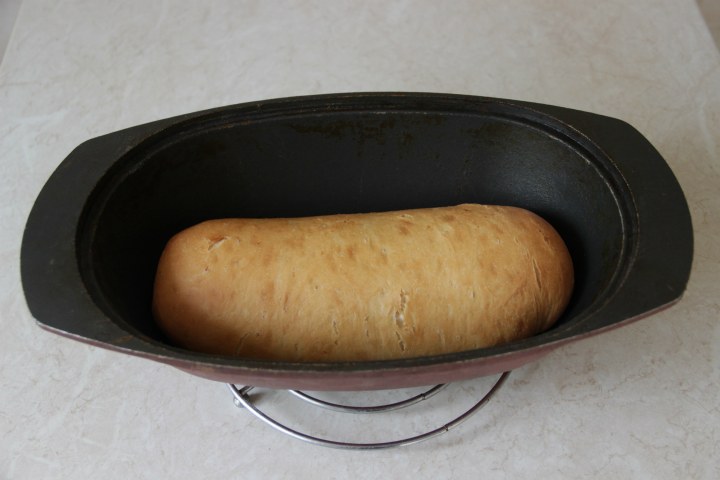 пшеничный хлеб с маком и изюмом