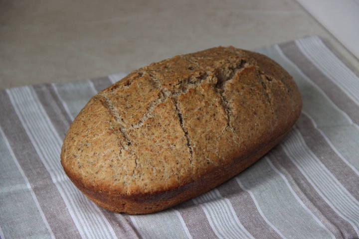 Сколько времени печь хлеб в духовке. Хлеб в утятнице в духовке. Хлеб в гусятнице в духовке. Выпечка хлеба в утятнице в духовке. Печь хлеб в стеклянной форме.