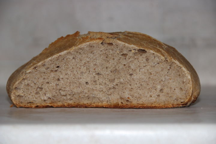 Рецепт гречневого хлеба в духовке. Хлеб гречневый на закваске. Серый хлеб. Хлеб из гречневой муки на закваске. Швейцарский хлеб.