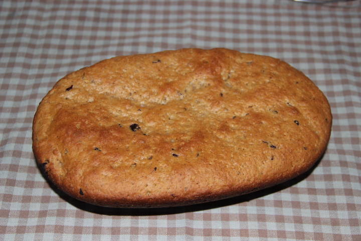 Пшенично-ржаной хлеб с орехами и изюмом